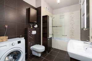 Baignoire, sèche-cheveux, serviettes fournies, shampoing