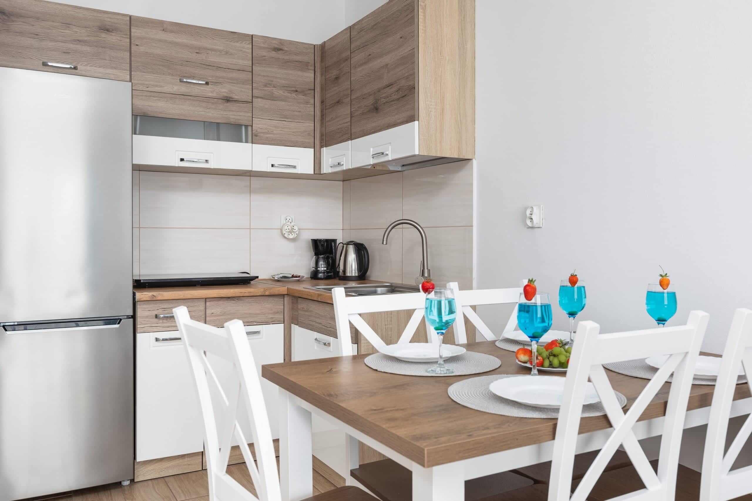 Refrigerador, placa de cocina, cafetera/tetera, tetera/pava eléctrica