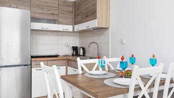 Refrigerador, placa de cocina, cafetera/tetera, tetera/pava eléctrica