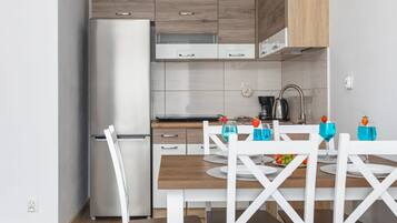 Réfrigérateur, plaque de cuisson, cafetière/bouilloire