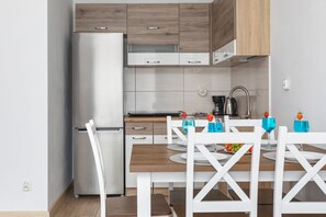 Réfrigérateur, surface de cuisson, cafetière-théière, grille-pain