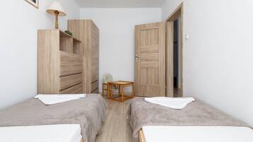 1 habitación, tabla de planchar con plancha y ropa de cama