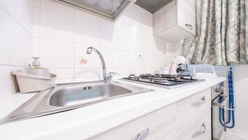 Een koelkast, een magnetron, een oven, een kookplaat