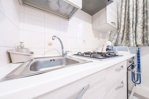 Fridge, microwave, oven, stovetop - Holiday Home 'Casa di Nonna Anna' near the Beach with Sea View (lipari)