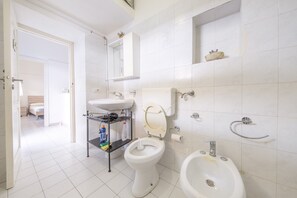 Een douche, een haardroger, handdoeken