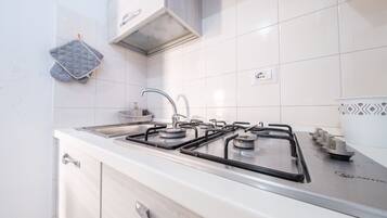 Kylskåp, mikrovågsugn, ugn och spishäll