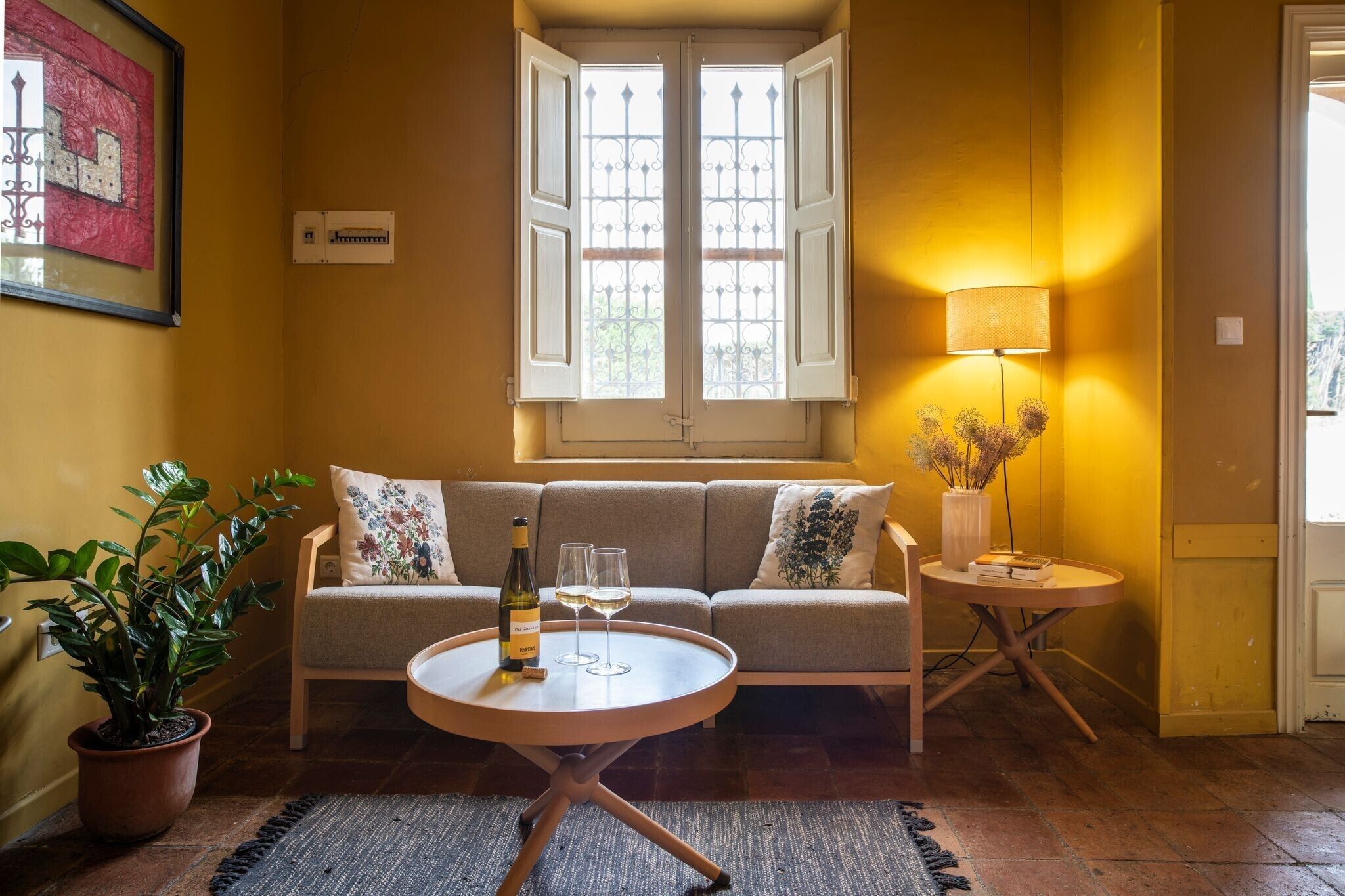 Una televisión, una chimenea, un reproductor de DVD