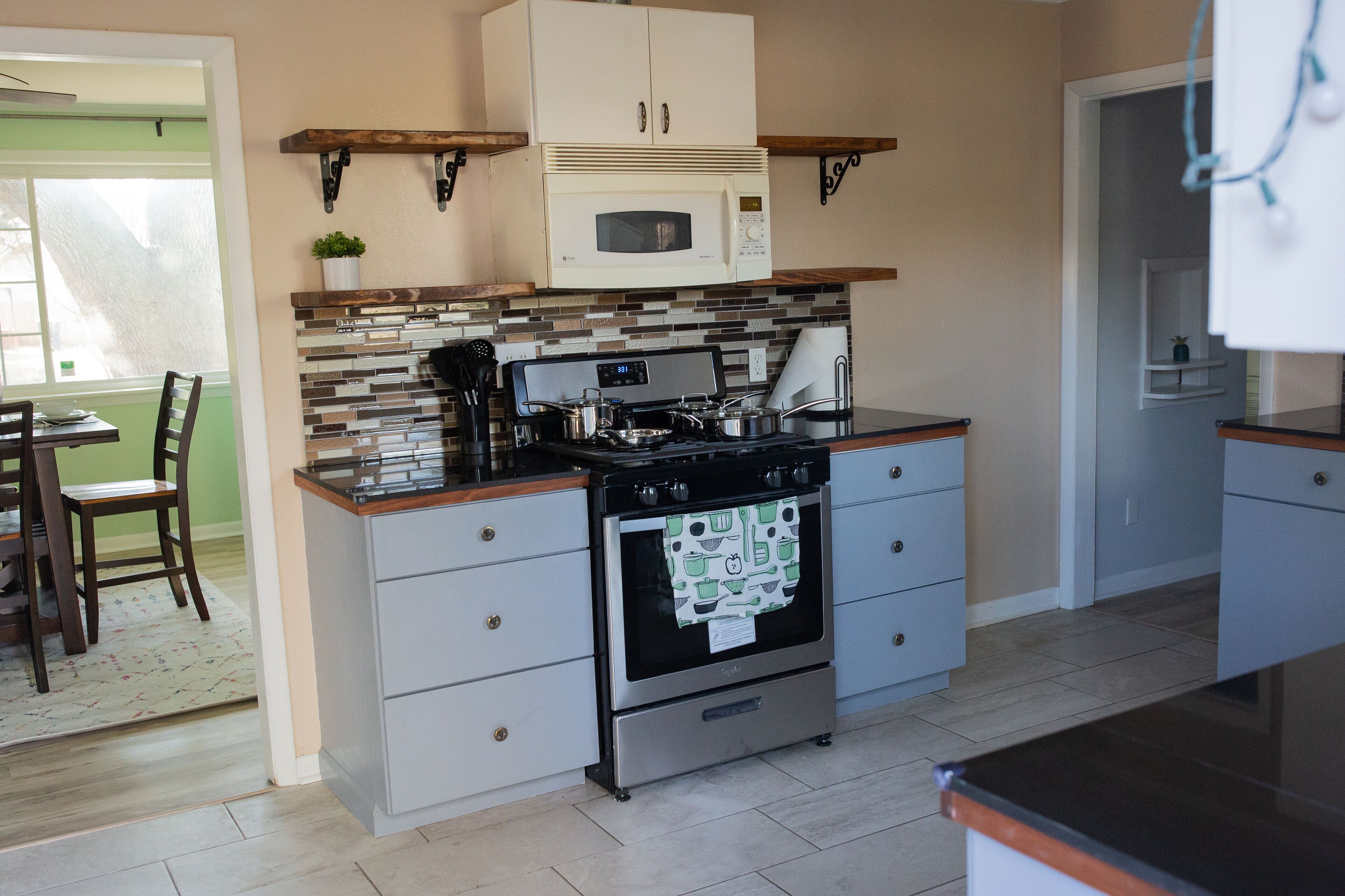 Refrigerador, microondas, horno y parrilla de estufa 