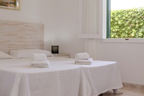 2 bedrooms, iron/ironing board, WiFi, bed sheets - Apartment 'Biniforcat 21' close to the Sea with Shared Pool (Los Delfines)