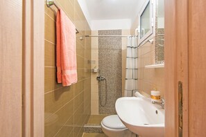 Shower, hair dryer, towels - Holiday Home 'Estate Patsou' with Mountain View, Private Terrace and Wi-Fi (Corfu)