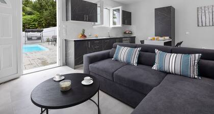 Private apartment with swimming pool just 1.2 klm from the beach!