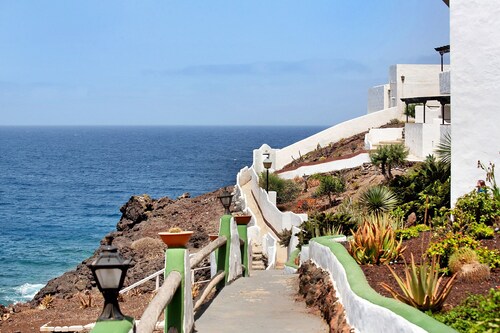 Vacatio Home El Rinconcito del Faro with Sea View, Wi-Fi & Terrace