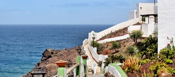 Vacatio Home El Rinconcito del Faro with Sea View, Wi-Fi & Terrace