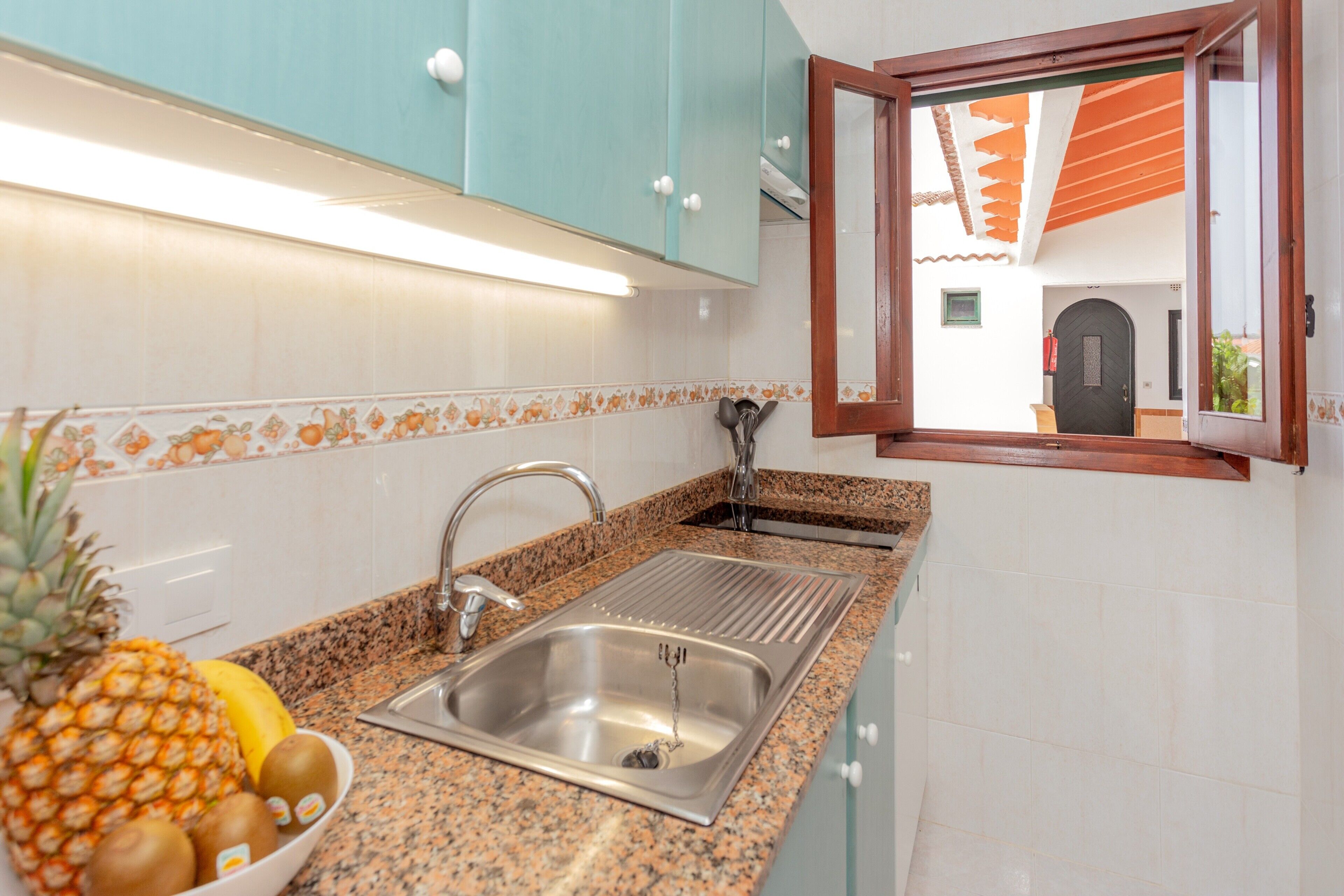 Een koelkast, een magnetron, een kookplaat