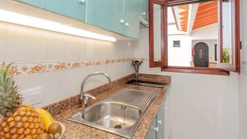 Een koelkast, een magnetron, een kookplaat