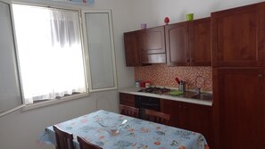 Refrigerador, horno, parrilla de estufa y cafetera y tetera 