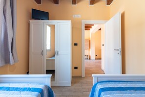 2 bedrooms, iron/ironing board, free WiFi, bed sheets - Holiday Home 'Brucoli Mare 2' with Sea View, Terraces, Wi-Fi & A/C (Brucoli)