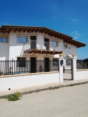 Exterior - Holiday Home 'Brucoli Mare 2' with Sea View, Terraces, Wi-Fi & A/C (Brucoli)