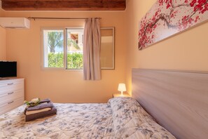 2 bedrooms, iron/ironing board, free WiFi, bed sheets - Holiday Home 'Brucoli Mare 1' with Sea View, Terraces & A/C (Brucoli)