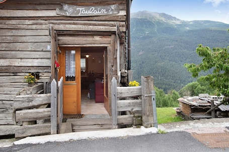 Exterior detail. Apartment "Taulain Gotrosio" close to Ski Slopes with Open Terrace and Wi-Fi