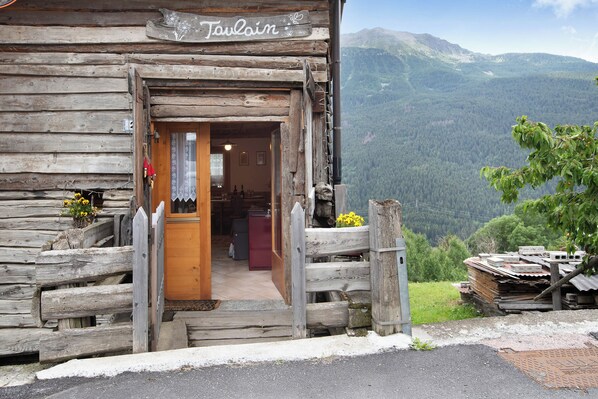 Exterior detail - Apartment "Taulain Gotrosio" close to Ski Slopes with Open Terrace and Wi-Fi (Valdisotto)