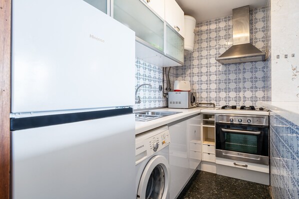 Frigorífico, microondas, horno y placa de cocina