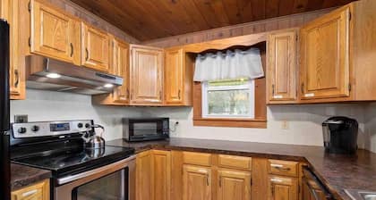 Comfy furnishings, nice yard, peaceful neighborhood