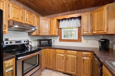 Comfy furnishings, nice yard, peaceful neighborhood