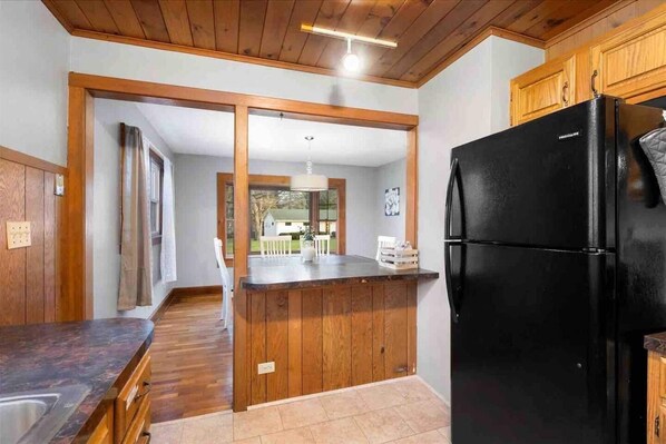 Jääkaappi, mikroaaltouuni, uuni, liesi