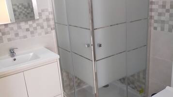 Deluxe Room | Bathroom