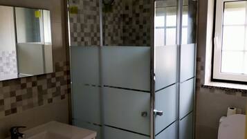 Quarto superior | Banheiro | Chuveiro, chuveiro com efeito de chuva, produtos de toalete grátis