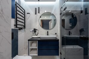 Design Suite | Bathroom | Hair dryer, towels, soap, shampoo