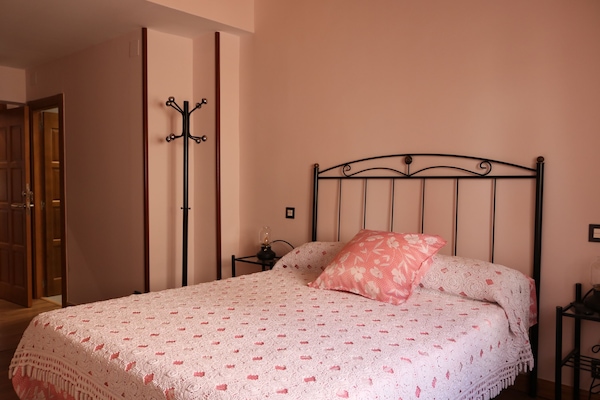 5 dormitoris, planxa i posts de planxar i un bressol de viatge