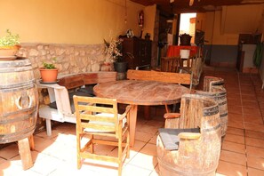 Outdoor dining - Casa Antigua con Todas las Comodidades de hoy y Poder Disfrutar (Santa María del Campo)