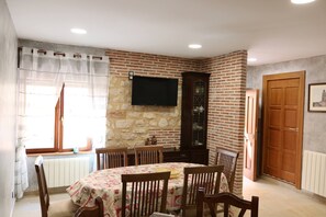 Dining - Casa Antigua con Todas las Comodidades de hoy y Poder Disfrutar (Santa María del Campo)