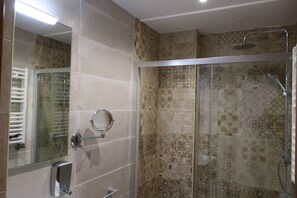 Dusche, Haartrockner, Handtücher, Seife