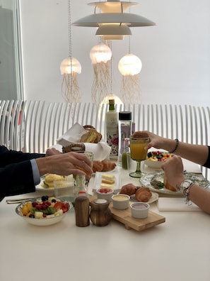 Petit déjeuner préparé sur commande (25 EUR par personne)