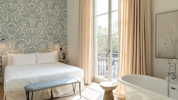 Deluxe kamer | Luxe beddengoed, een gratis minibar, een kluis op de kamer, een bureau