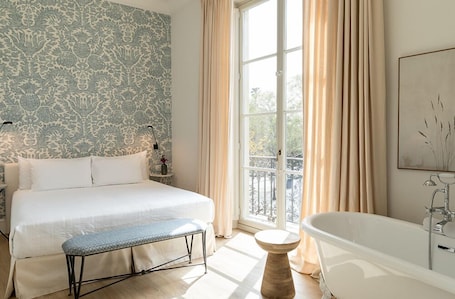 TAYKO DLX VIEW | Premium bedding, free minibar, in-room safe, desk