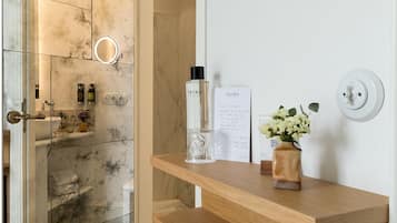 TAYKO INDIVIDUAL | Hochwertige Bettwaren, kostenlose Minibar, Zimmersafe, Schreibtisch