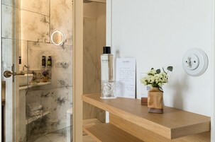 TAYKO INDIVIDUAL | Ropa de cama de alta calidad y minibar con artículos gratuitos