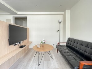 Cubrecamas, escritorio y wifi gratis 