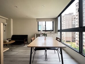 Deluxe dubbelrum | Duntäcken, skrivbord och gratis wi-fi