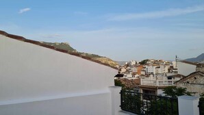 Vista de um morro com edifícios ao fundo.