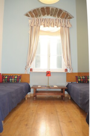 2 chambres, bureau, fer et planche Ă repasser, literie fournie