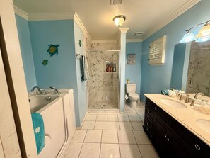 Douche, baignoire Ă jets, sĂšche-cheveux, serviettes fournies