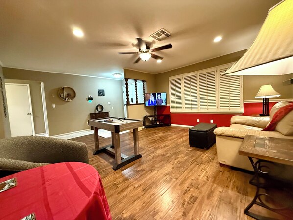 Smart TV, fireplace