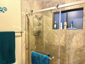 Dusche, Whirlpool, Haartrockner, Handtücher
