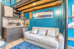 City-Vierbettzimmer | Eigene Küche | Kühlschrank, Mikrowelle, Espressomaschine, Wasserkocher
