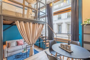 10 LE PANIER | Living area | 108-cm Smart TV with cable channels, TV, offices - Adira Résid'Marseille Vieux-Port (Marseille)